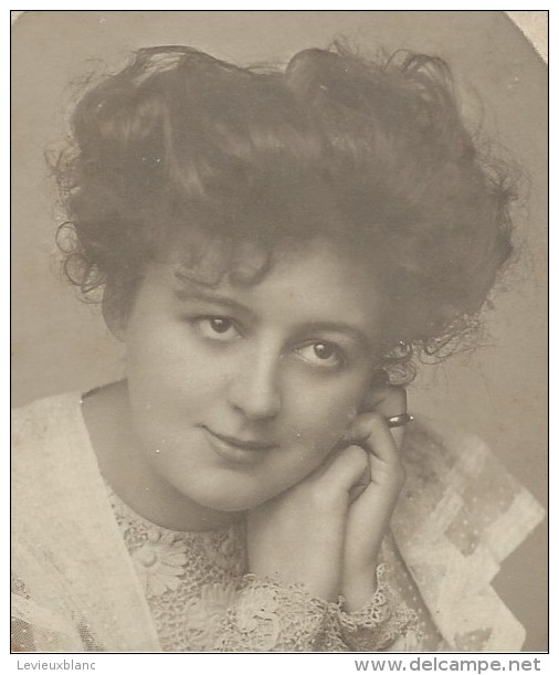 Photographie Anglaise/Montée Sur Carton/Jeune Femme élégante En Buste/Manchester/GB//Vers 1900-1910  PHN94 - Anonyme Personen