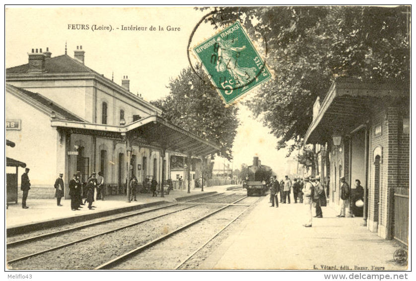 42/CPA A - Feurs - Intérieur De La Gare (Train) - Feurs