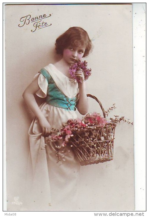 FANTAISIES. PHOTOGRAPHIE . JOLI PORTRAIT D'ENFANT . FILLE AVEC PANIER ET FLEURS . BONNE FETE - Other & Unclassified