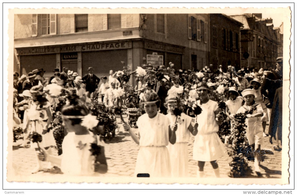 51 EPERNAY - CARTE PHOTO - Défilé D'enfants Dans La Rue Cpa Marne - Epernay