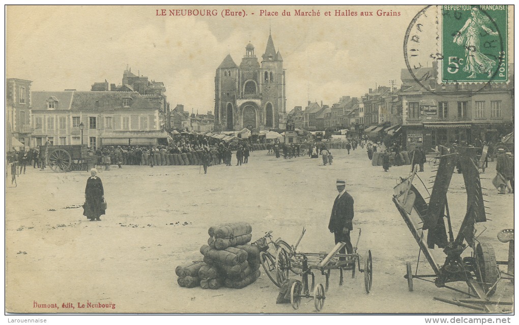 27 - Le Neubourg  ; Place Du Marché Et Halles Aux Grains . - Le Neubourg