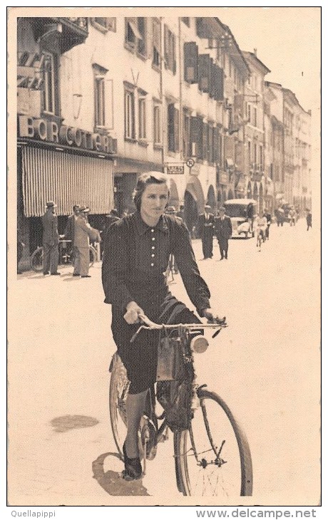 03456 "DONNA IN BICICLETTA - FINE ANNI '40"  ANIMATA, FOTOGRAFIA ORIGINALE. - Ciclismo