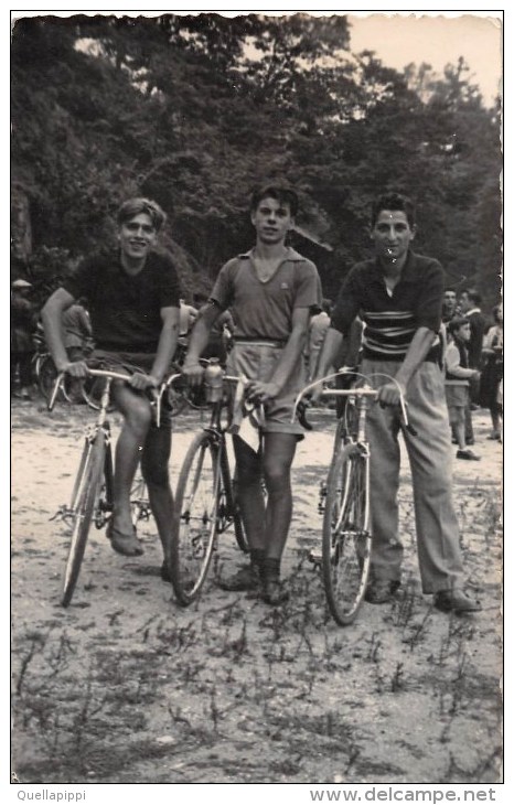 03458 "TRE RAGAZZI IN BICICLETTA - ANNI '50 DEL XX SECOLO"  ANIMATA, FOTOGRAFIA ORIGINALE. - Ciclismo