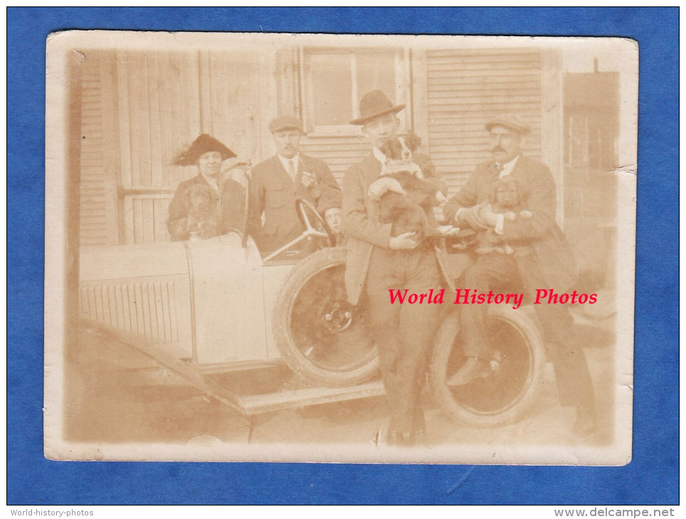 Photo Ancienne Snapshot - Famille Et Leur Chien Autour D'une Belle Automobile à Identifier - Voir Volant Roue - Dog Hund - Cars