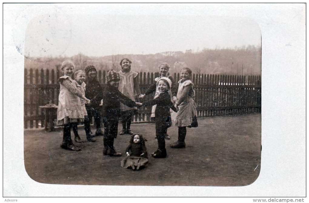 Spielende Kinder - Fotokarte Gel.1914 - Gruppen Von Kindern Und Familien