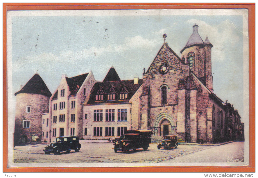 Carte Postale 23. Bourganeuf  Voitures Anciennes Le Nouvel Hôtel De Ville Les Tours Du Chateau   Trés Beau Plan - Bourganeuf