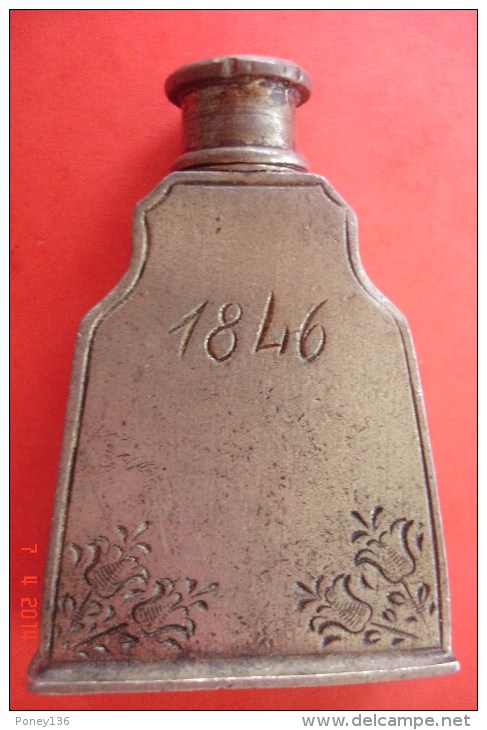 Flacon à Parfum Miniature En Etain 95.Forme Stèle,décor Floral.Marqué 1846.H:6 Cms Embase:4,5cms XIXè - Miniatures (sans Boite)