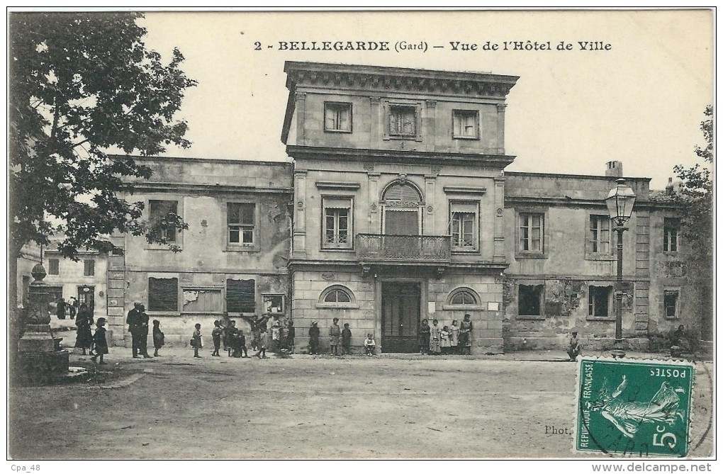 Gard : Bellegarde, Vue De L'Hotel De Ville, Animée - Bellegarde