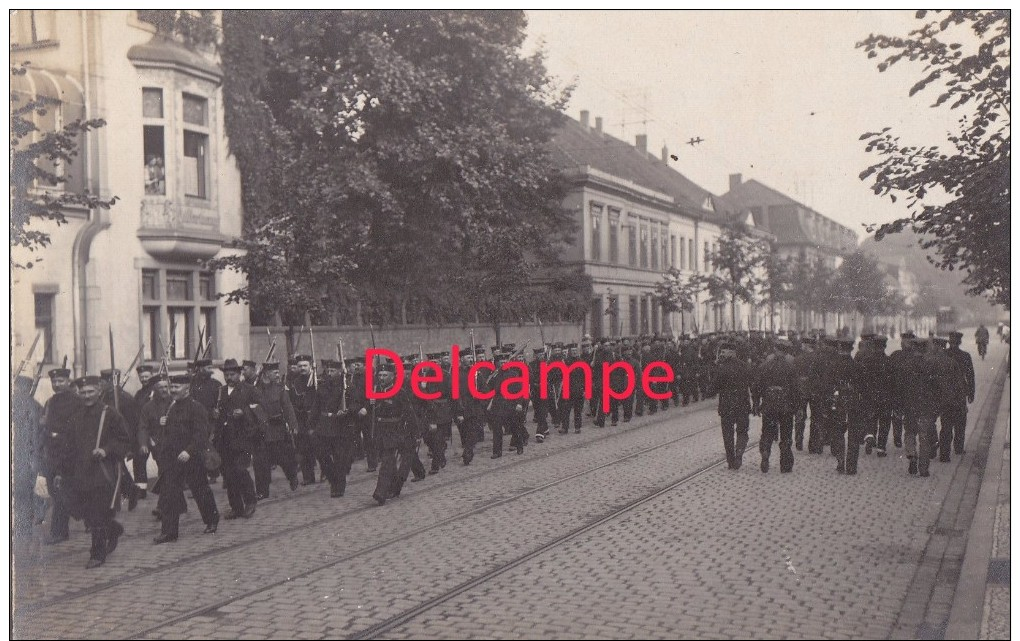 Foto Dessau Soldaten Landwehr Marschieren 1.Weltkrieg Straßenbahn Um 1914 - Dessau