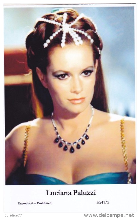 LUCIANA PALUZZI - Film Star Pin Up - Publisher Swiftsure Postcards 2000 - Sin Clasificación