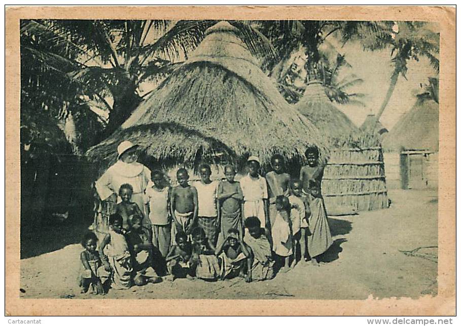 SOMALIA. UN MISSIONARIO TRA I BAMBINI DEL SUO VILLAGGIO. CARTOLINA VIAGGIATA 1936 - Somalie