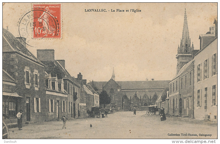 22 // LANVELLEC   La Place Et L'église - Lanvellec