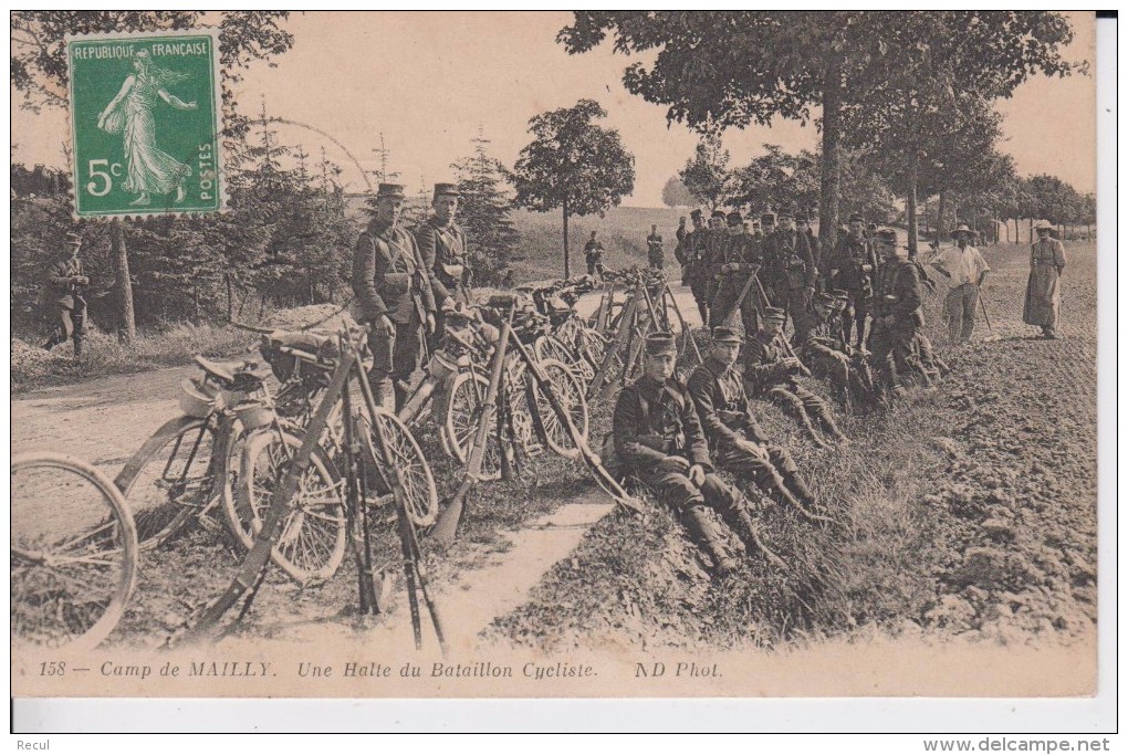 AUBE - 158 - Camp De MAILLY - Une Halte Du Bataillon Cycliste  ( - Timbre à Date De 191. ? - Grosse Animation ) - Mailly-le-Camp