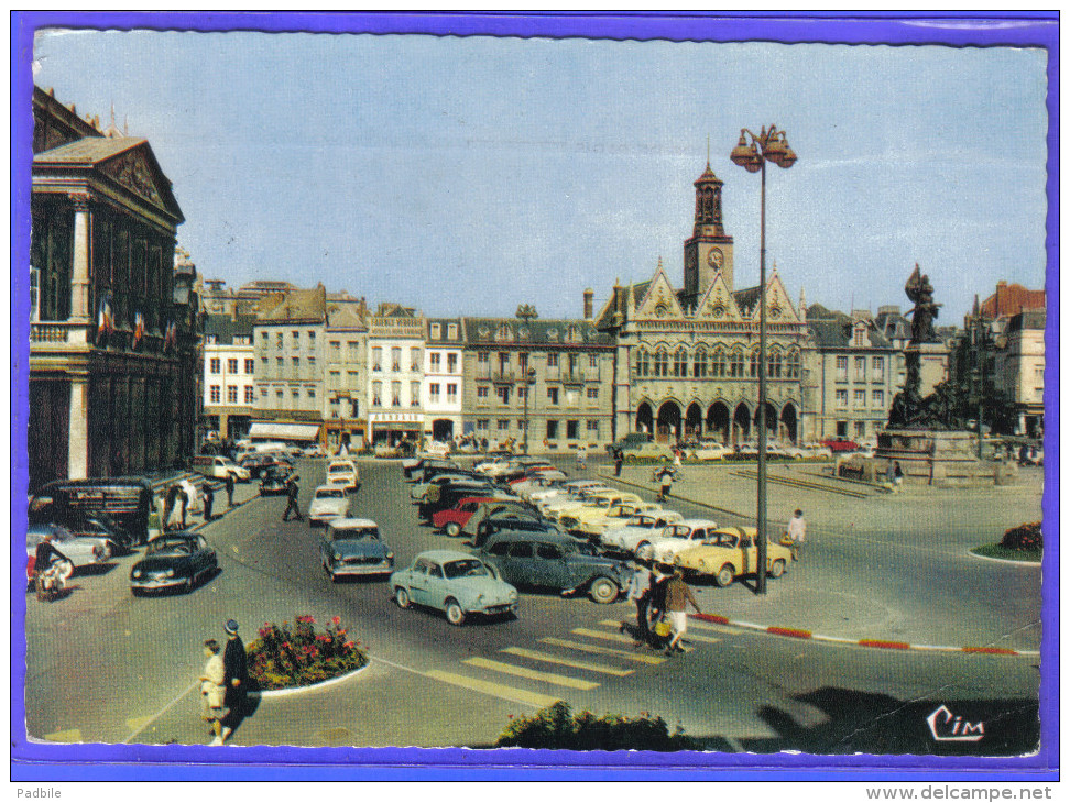 Carte Postale 02. Saint-Quentin Voitures Anciennes Place De L'hotel De Ville Trés Beau Plan - Saint Quentin