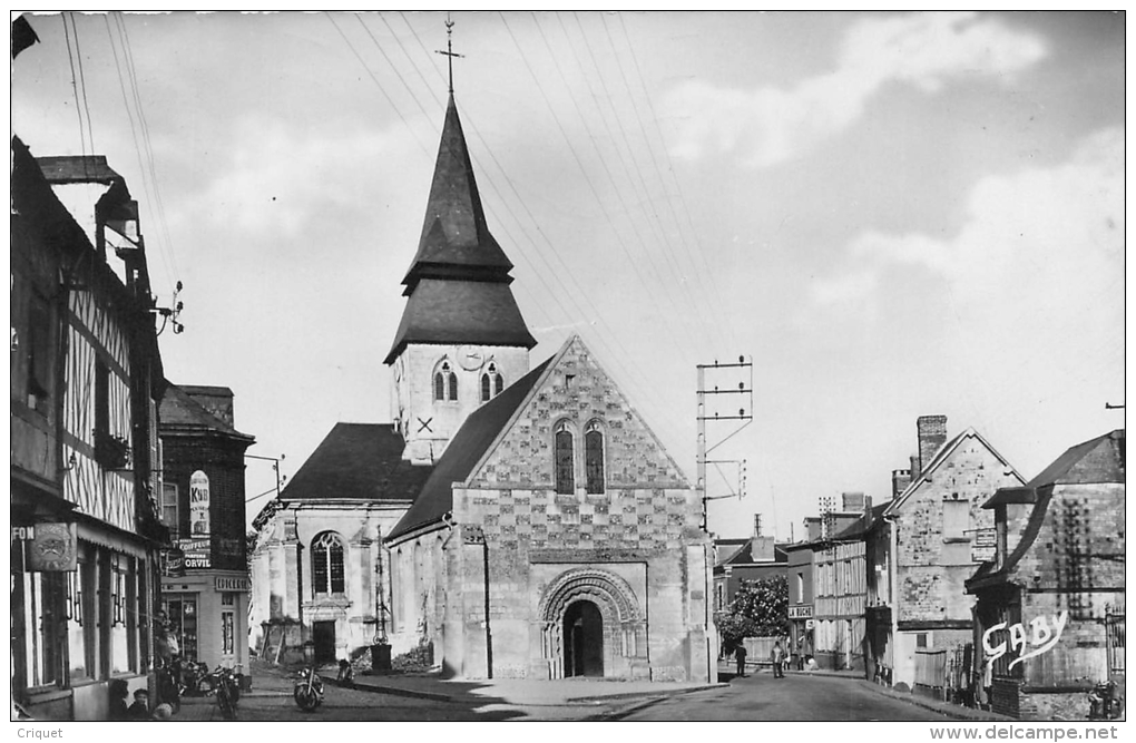 Cpsm 27 Serquigny, Eglise Et Rue Carpentier, Animée, Commerces, Motos..., Carte Pas Courante - Serquigny