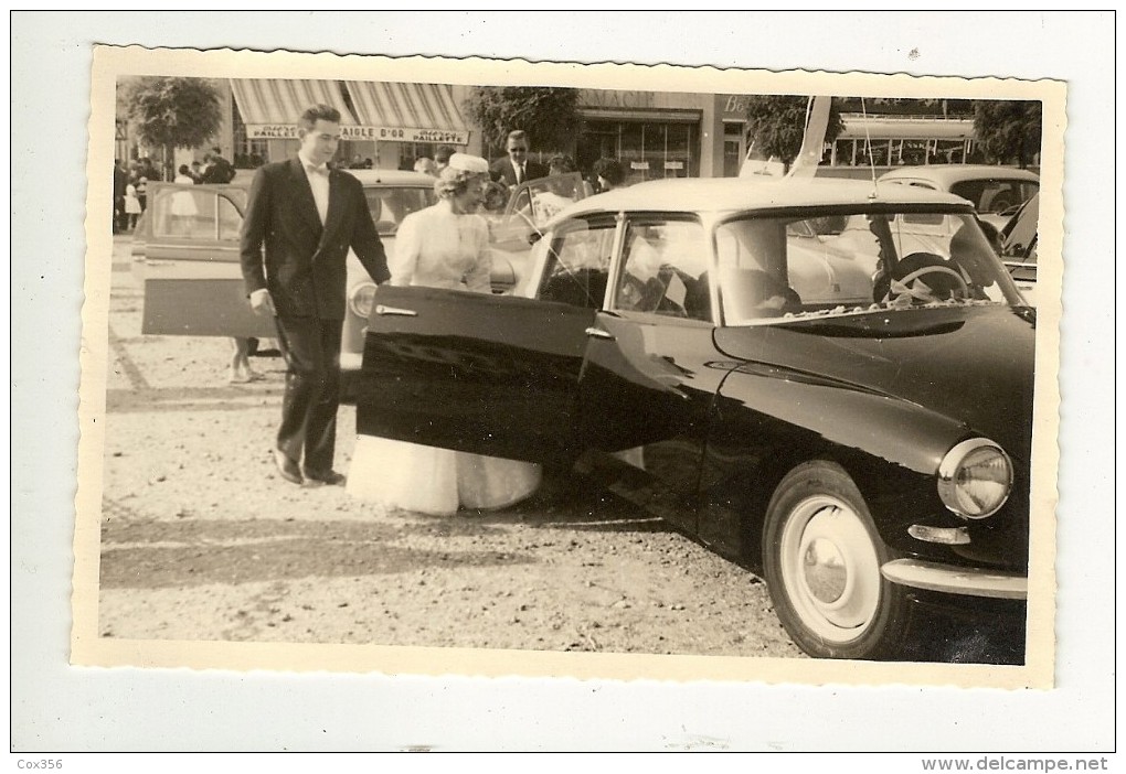 PHOTO MARIAGE A Bord D´une CITROËN DS Noir En JUILLET 1959, Derrière Le Restaurant L'Aigle D'Or - Automobile