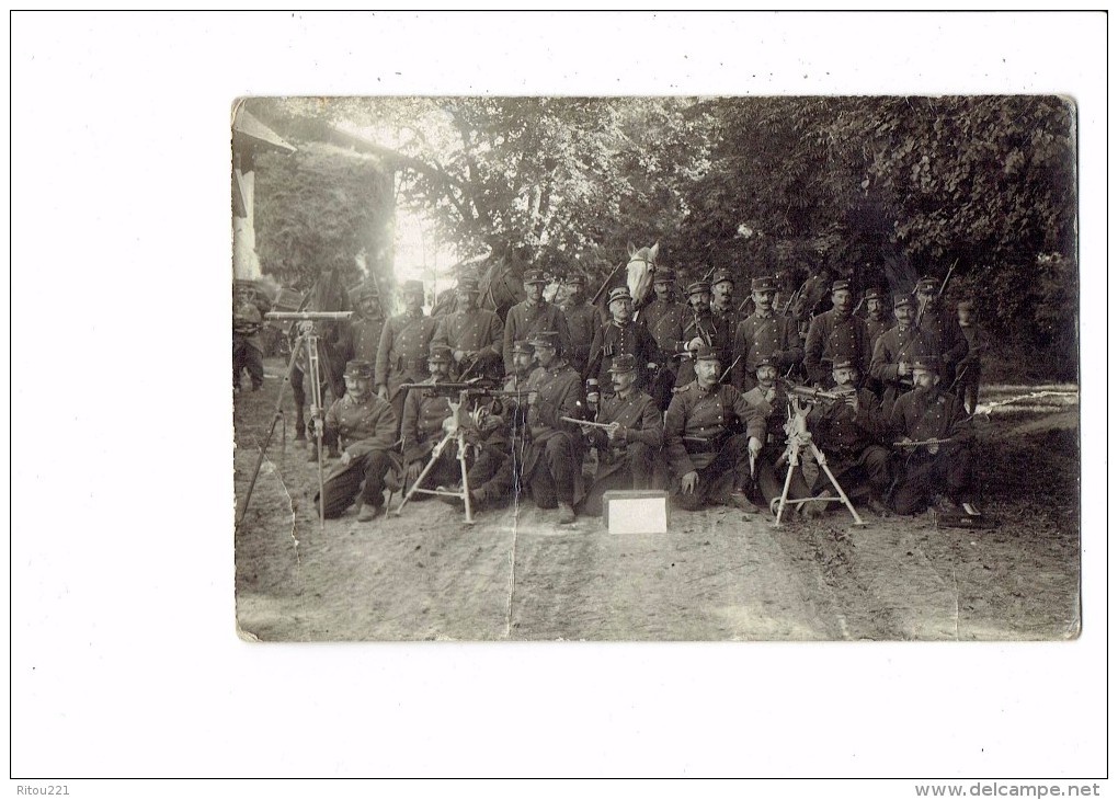 Carte Photo Militaria - Groupe Soldats Chevaux Mitrailleuses Sur Pieds Jumelles Fusil Baïonnettes - Col Képi N°58 / Cor - Characters