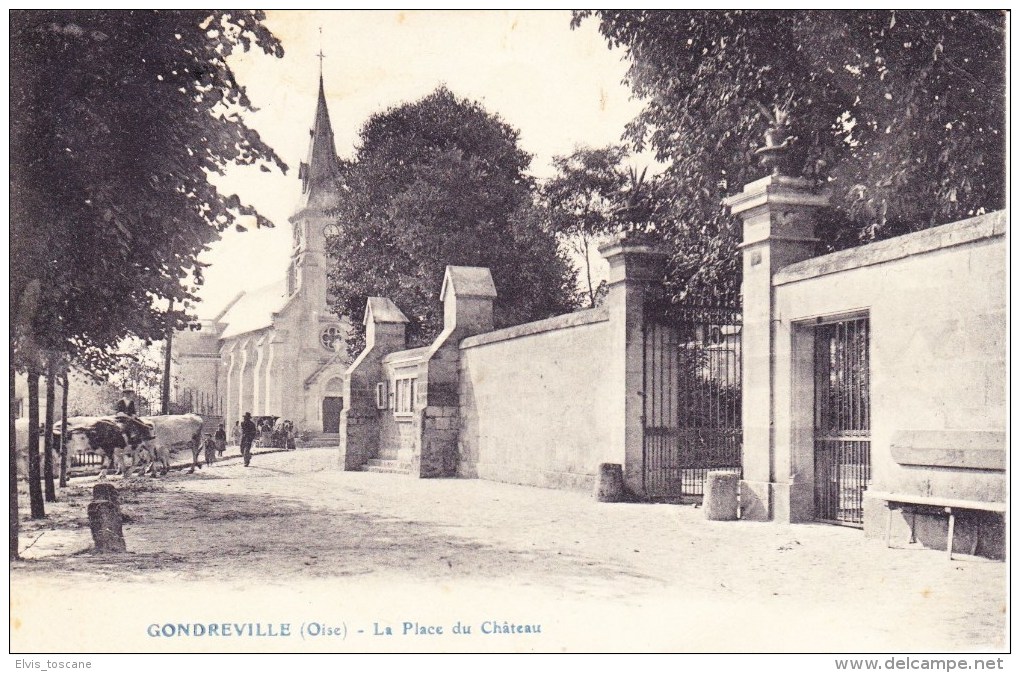 GONDREVILLE - La Place Du Château. - Autres & Non Classés