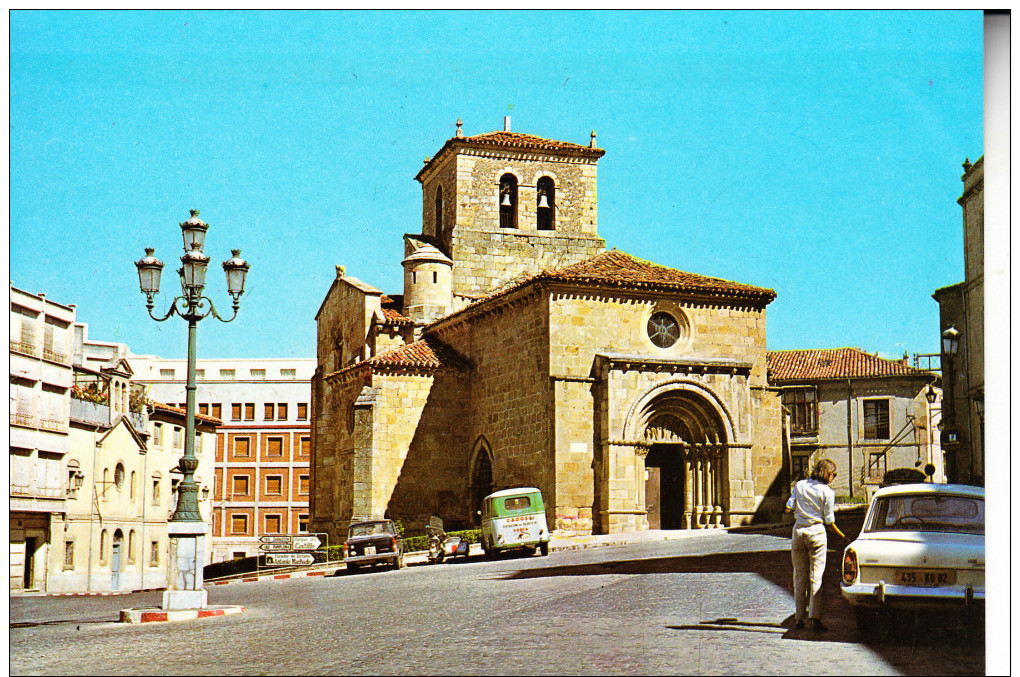 SORIA.IGLESIA DE S. JUAN RABANERA.ANIMADA.COCHES DE LA EPOCA.MOTO CON SIDECAR .NO CIRCULADA  1968 - Soria