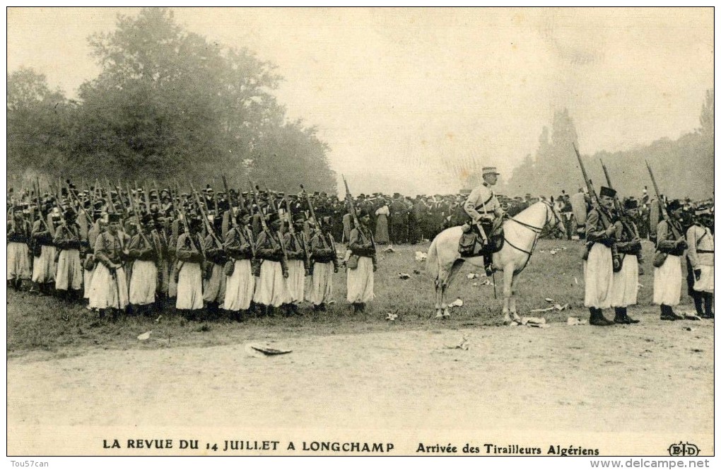 LA REVUE DU 14 JUILLET A LONGCHAMP - BELLE CPA BIEN ANIMEE. - Regiments