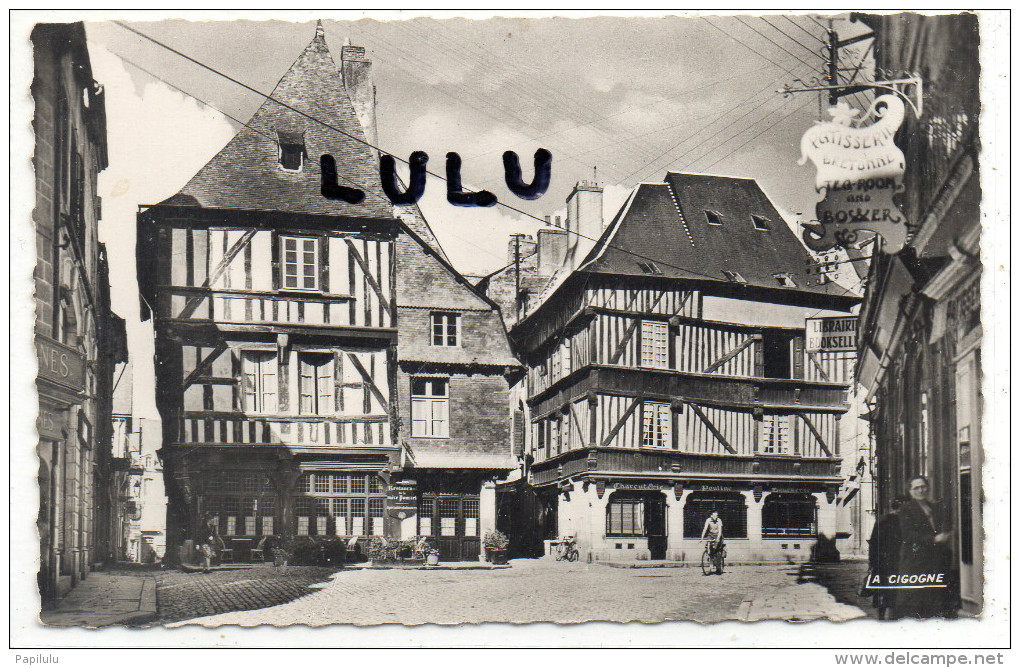 DEPT 22 : Dinan , Place De L Apport Vieilles Maisons - Dinan