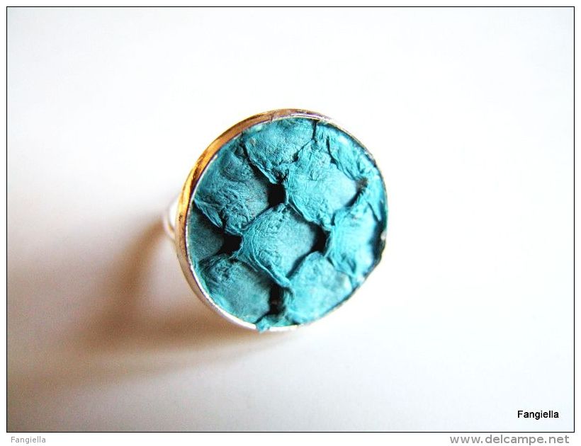 Bague En Cuir Peau De Tilapia Turquoise Sur Anneau Réglable Argenté   Une Petite Bague Originale!  Le Cabochon Mesure En - Anelli