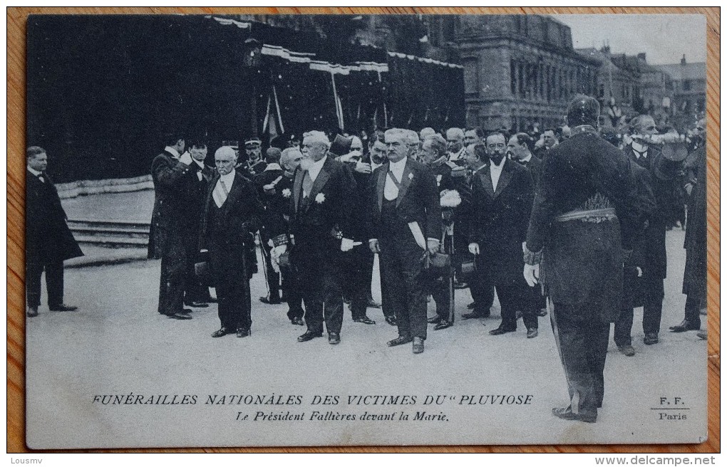 Funérailles Nationales Des Victimes Du " Pluviose " - Le Président Fallières Devant La Marie - Animée - (n°5301) - Evènements