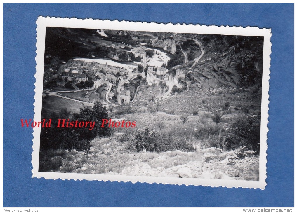 Photo Ancienne - SAINTE ENIMIE - Vue Du Village Pris De Tout En Haut - Gorges Du Tarn - Juillet 1955 - Lozère - Bateaux