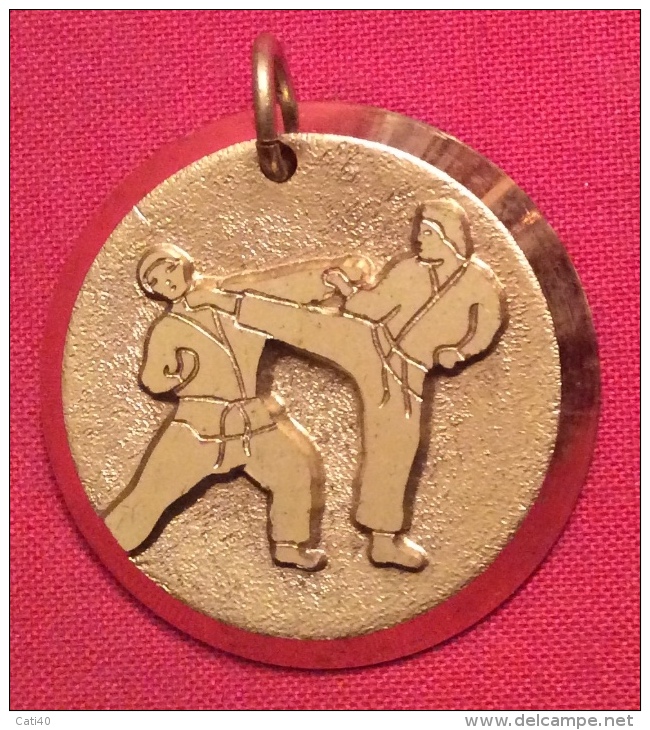 MEDAGLIA  SPORT DA COMBATTIMENTO  CALCIO IN VISO  - D.4 Cm - Professionnels/De Société