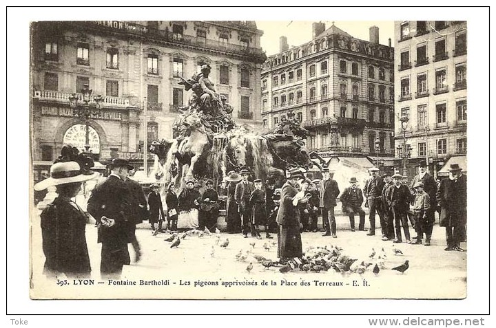 CPA LYON Pigeons Apprivoises Place Des Terreaux , Tres Animee Femme Nourrit Pigeon , Beau Plan , Edit. E. R. ,  Rhone - Lyon 1