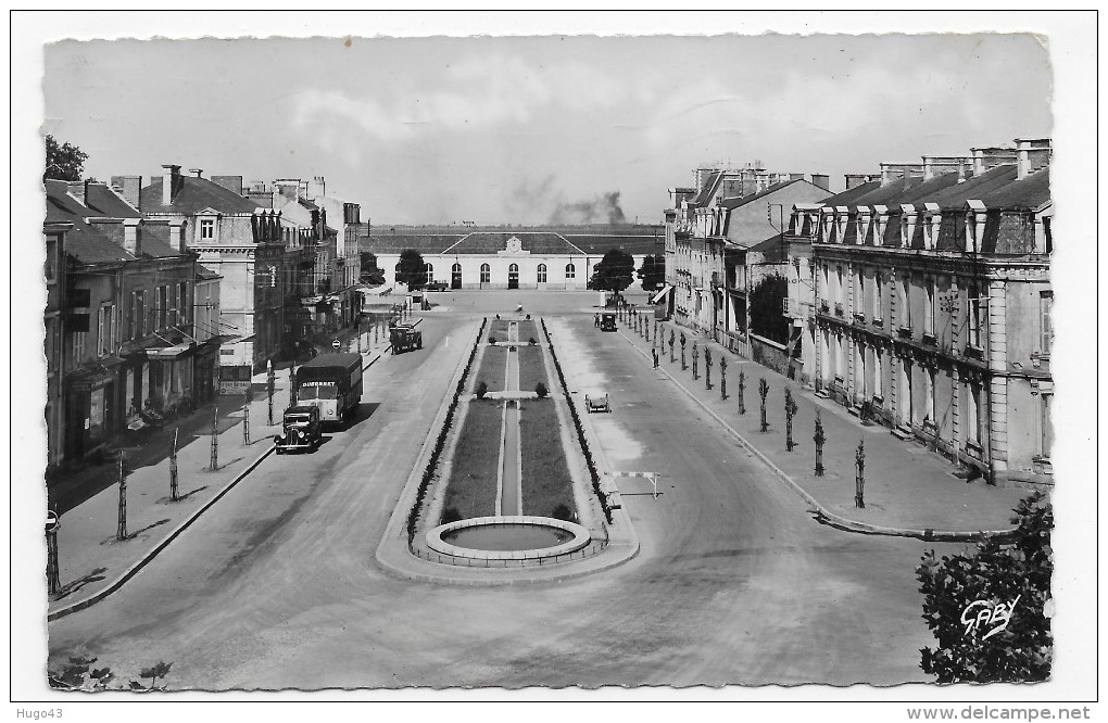 LA ROCHE SUR YON EN 1954 - N° 23 - AVENUE GAMBETTA ET GARE AVEC VIEILLE VOITURE ET CAMION - FORMAT CPA VOYAGEE - La Roche Sur Yon