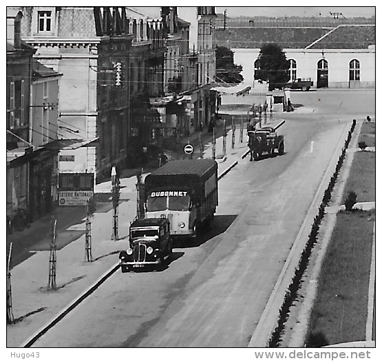 LA ROCHE SUR YON EN 1954 - N° 23 - AVENUE GAMBETTA ET GARE AVEC VIEILLE VOITURE ET CAMION - FORMAT CPA VOYAGEE - La Roche Sur Yon