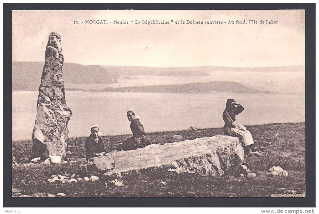 MORGAT - Menhir " La Républicaine"  Et Le Dolmen Renversé - Au Fond , L'Ile De Laber - Morgat