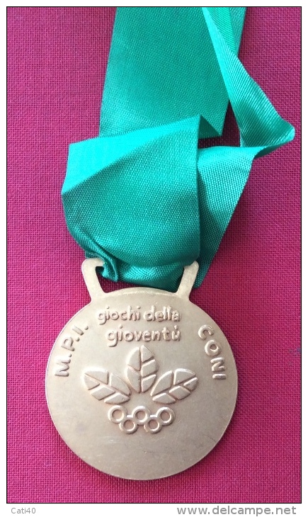 MEDAGLIA  CONI  - MINISTERO PUBBLICA ISTRUZIONE GIOCHI DELLA GIOVENTU´ - D- 4 Cm - DORATA  CON NASTRO - Professionali/Di Società