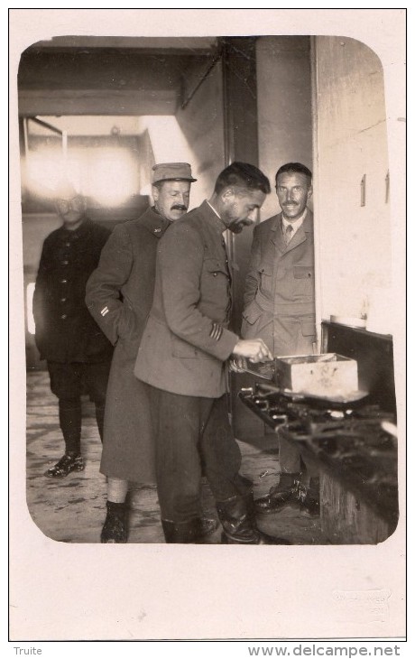 ELLWANGEN CARTE PHOTO DE PRISONNIERS FRANCAIS EN 1917 QUI FONT LA POPOTE - Ellwangen