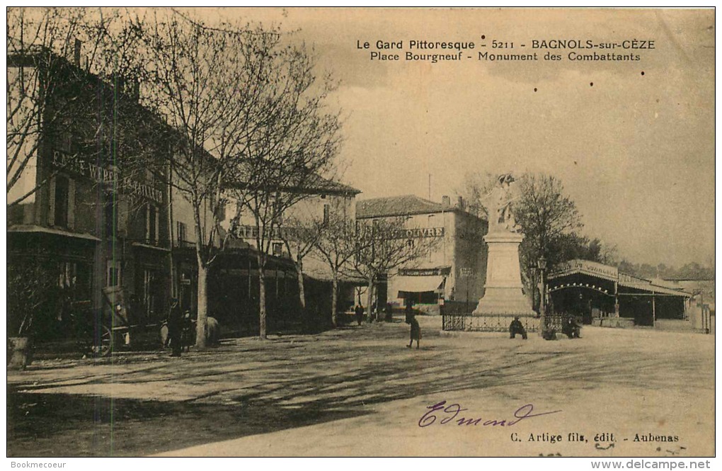 30  BAGNOLS  SUR CEZE  PLACE BOURGNEUF MONUMENT DES COMBATANTS - Bagnols-sur-Cèze