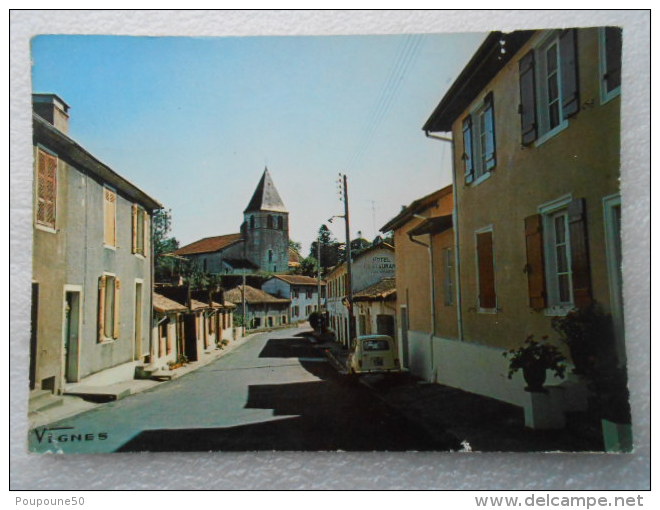 CP 40 CASTETS Des LANDES  - La Rue De L'église - Hôtel -  Voiture Renault 4L  1966 - Castets