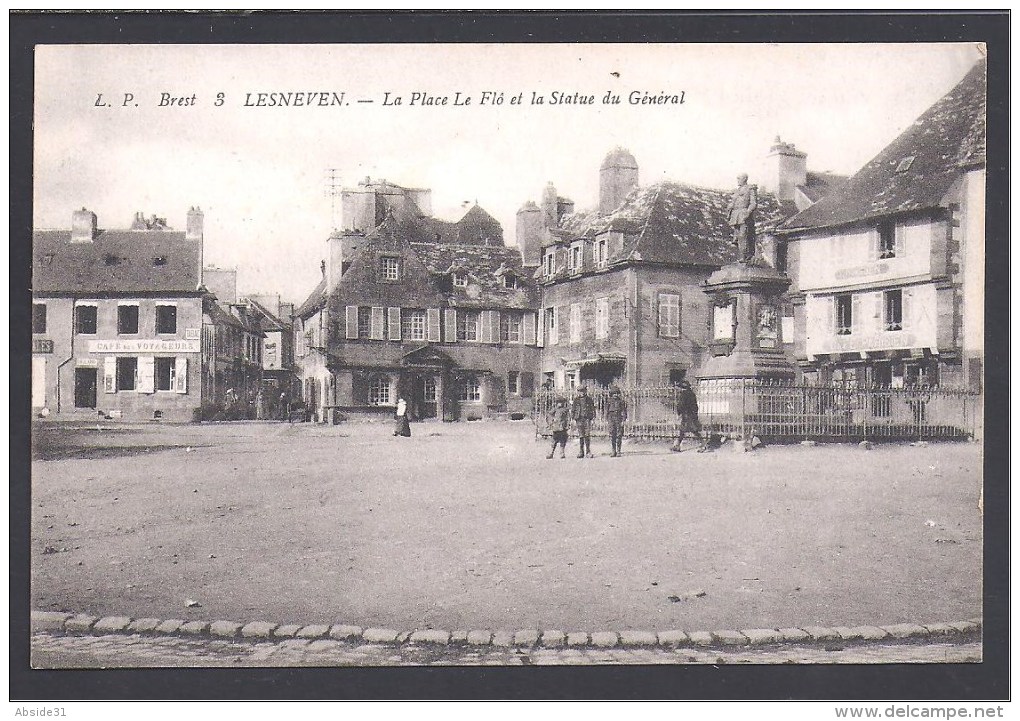 LESNEVIN - La Place Le Flô Et La Statue Du Général - Lesneven