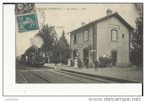 Monceaux-Vindecy  71   La Gare-Arrivée D'un Train Et Le Quai Tres Animé - Autres & Non Classés