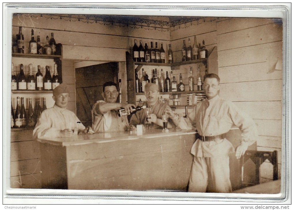 AU BAR - MILITAIRES PRENANT L APERITIF - CARTE PHOTO MILITAIRE - Personaggi