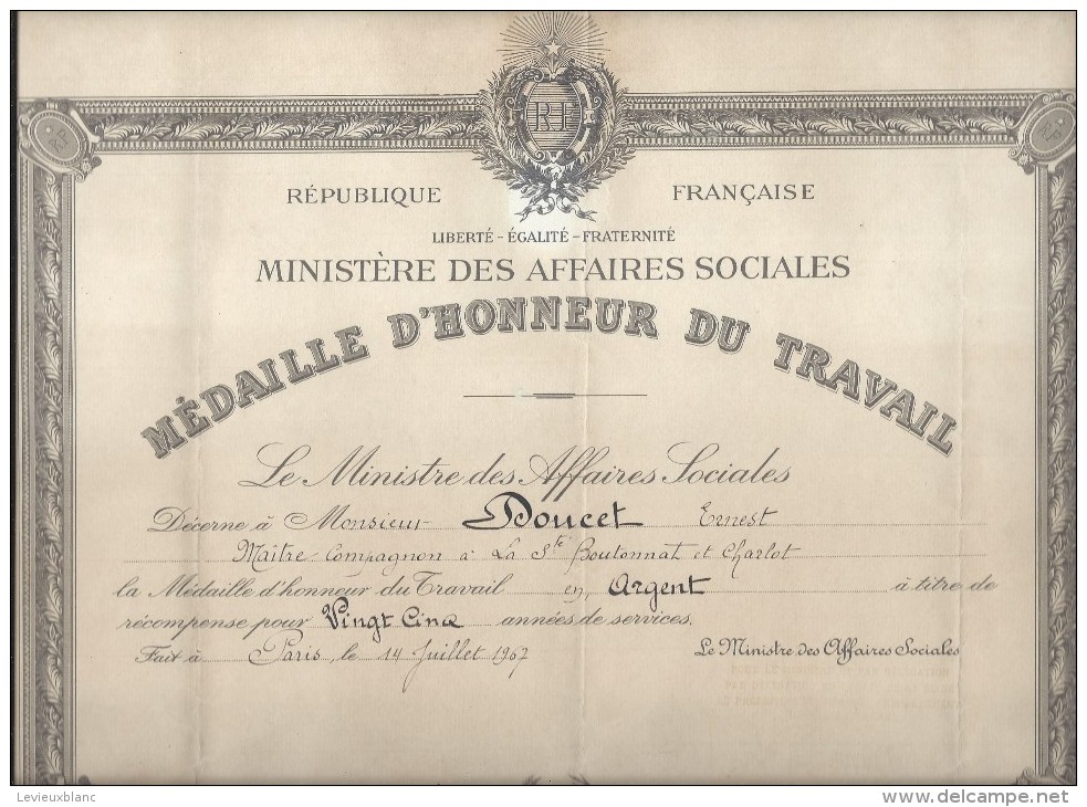 Médaille D´Honneur Du Travail/ Ministére Des Affaires Sociales/ Argent/ Boutonnat Et Charlot/1967     DIP105 - Diploma's En Schoolrapporten