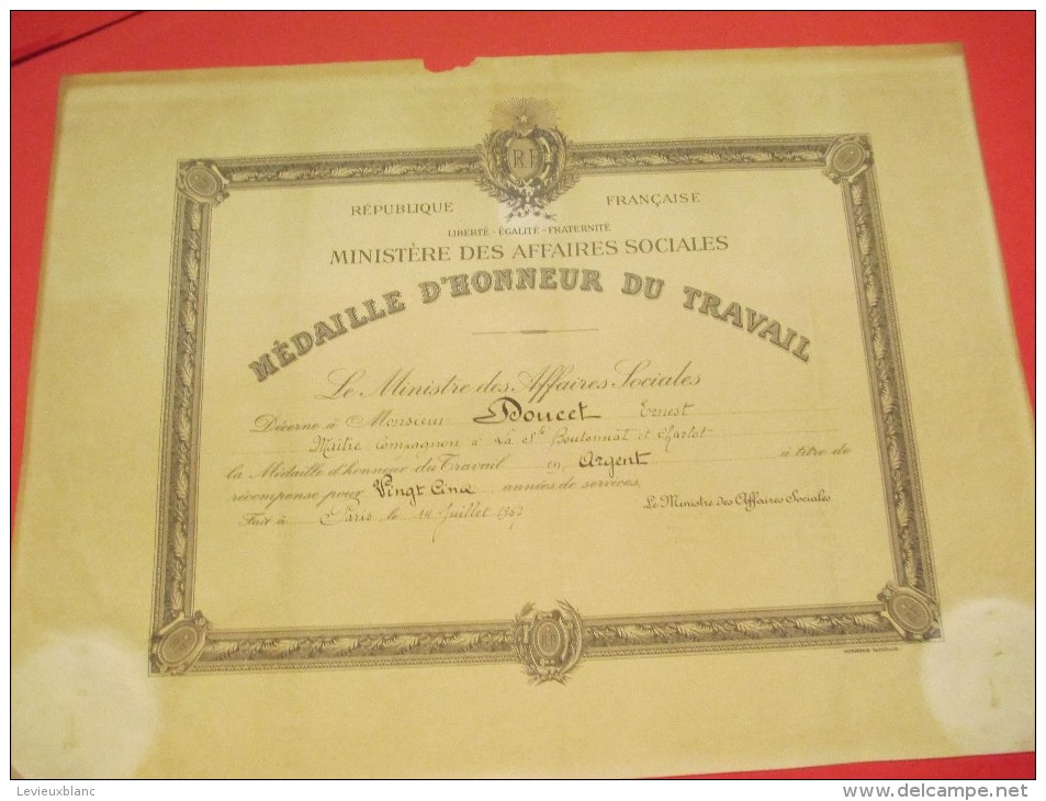 Médaille D´Honneur Du Travail/ Ministére Des Affaires Sociales/ Argent/ Boutonnat Et Charlot/1967     DIP105 - Diplome Und Schulzeugnisse