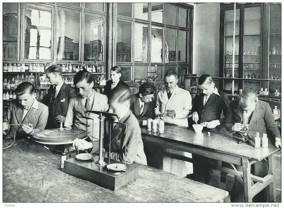 Enghien - Collègue St.-Augustin - Le Laboratoir ... Avec Un Prof Et Des élèves - Edingen