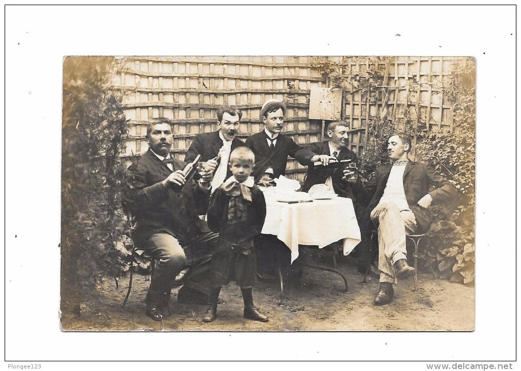 Carte Photo  : Entre  Hommes Devant Un Verre - A Identifier