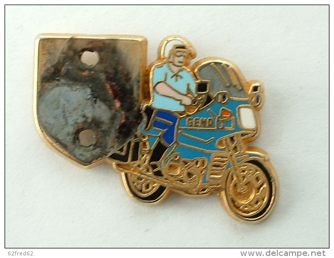 Pin´s GENDARMERIE - MOTOCYCLISTE - MANQUE LE BLASON - BOUSSEMARD - Army