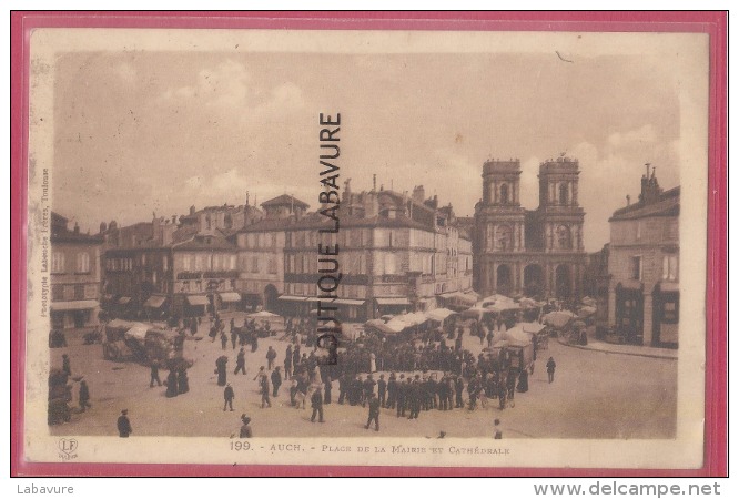 32 - AUCH--Place De La Mairie Et Cathedrale--marché  -animé - Auch