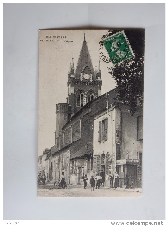 Carte Postale Ancienne : VIC BIGORRE : Rue Du Chateau, L'Eglise, Libraire "La Dépêche", Animé, En 1912, RARE - Vic Sur Bigorre