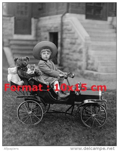 Reproduction D'une Photographie D'une Fillette Avec Ses Ours En Peluche Dans Une Voiturette à Pédale - Andere & Zonder Classificatie