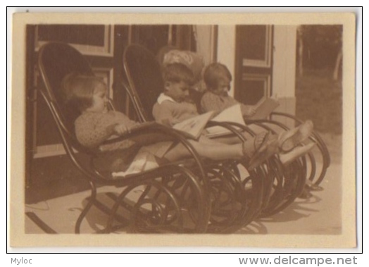 Foto/Photo. Enfants &amp; Roking Chair "Thonet" - Personnes Anonymes