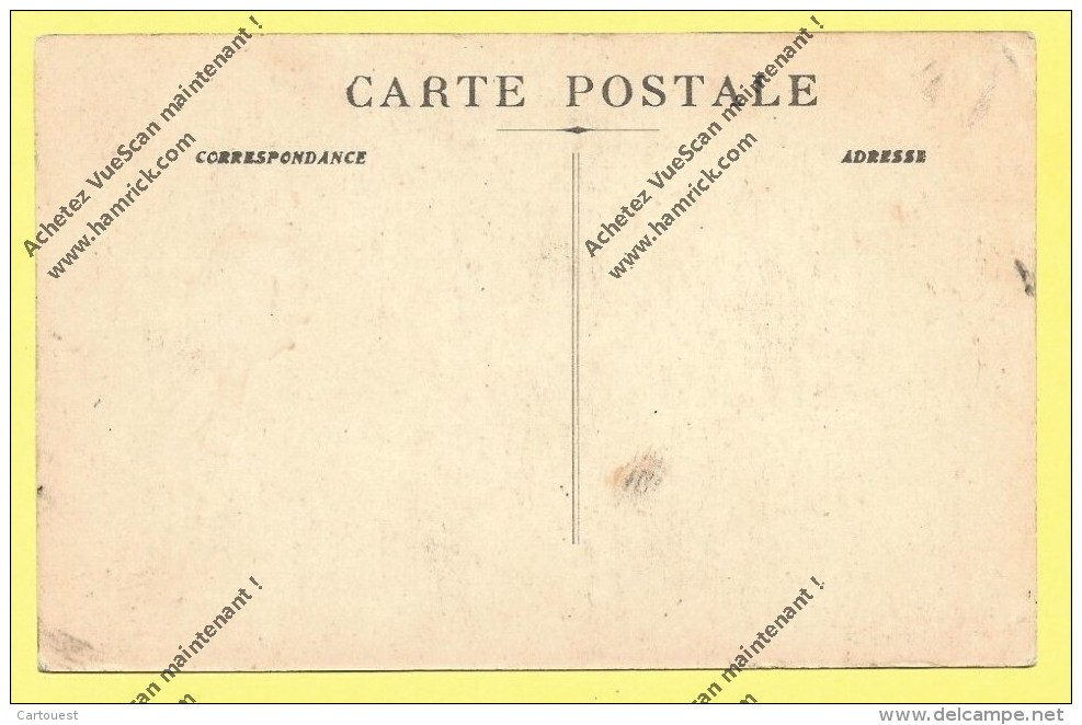 CPA 04 MOUSTIERS SAINTE MARIE Parvis Eglise Garcon Sur Sarcophage Romain - Andere & Zonder Classificatie